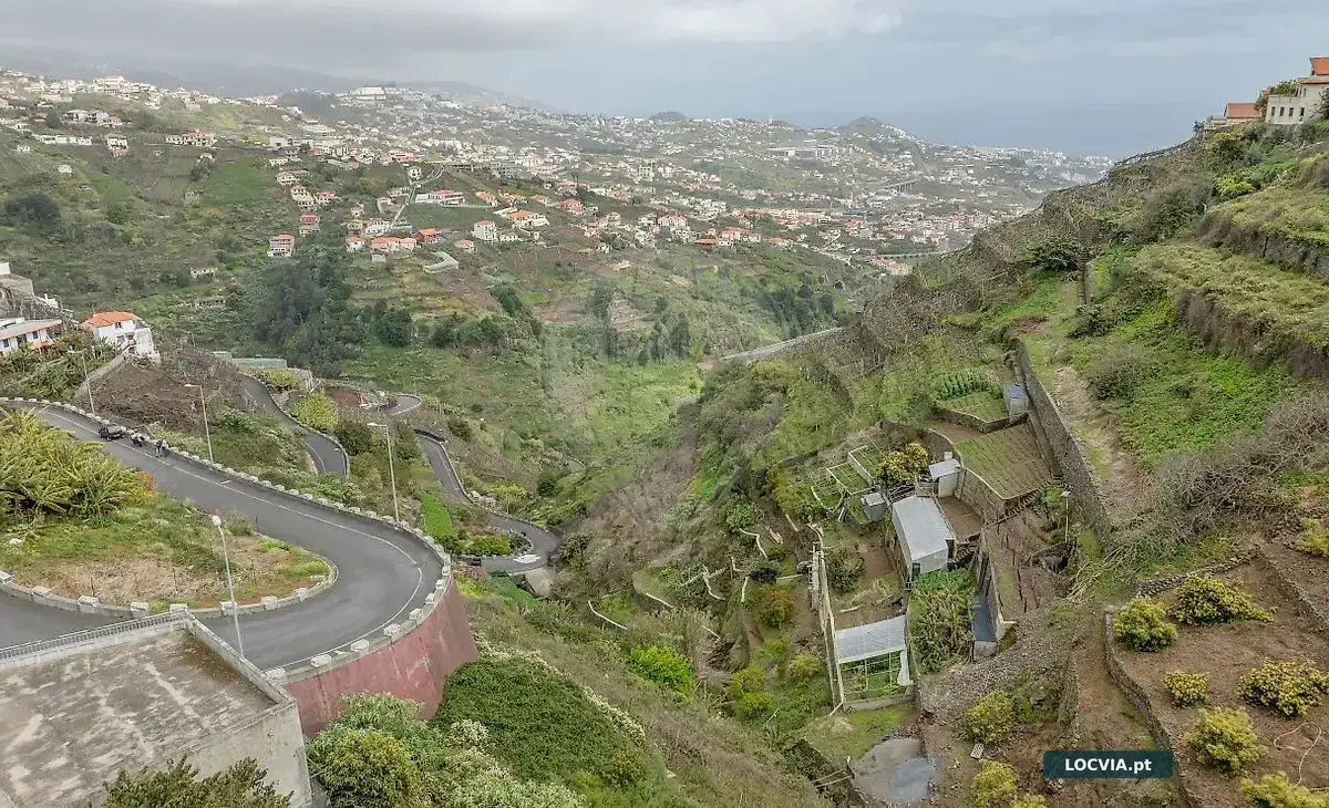 Terreno à venda em Câmara de Lobos