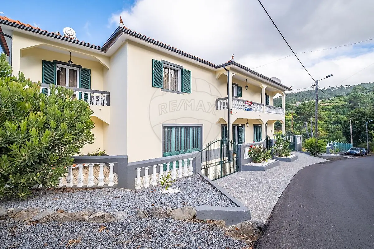 Moradia T3 à venda em Prazeres, Calheta (Madeira)